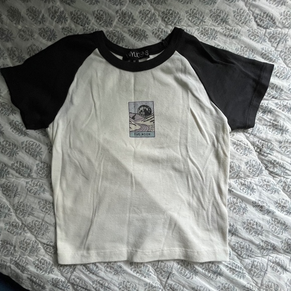 Set of 2 Vinyl Icons Graphic Crop Tees - JUNIORS Medium - Picture 6 of 8